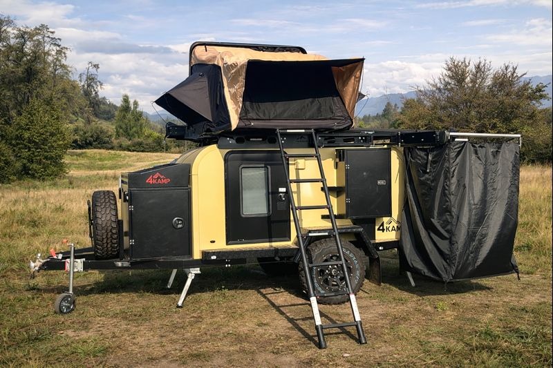 vista lateral con carpa superior en pradera